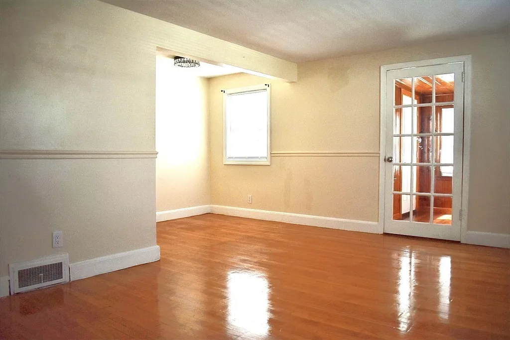 3 bed, 1.0 bath, 1000 sqft, $3,250 — Photo 3