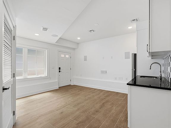 4th image of 14 W 49th St