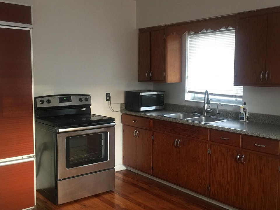 1st image of 11102 Peachtree Dr #2