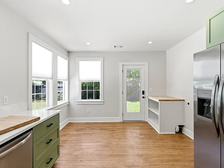 413 Meritta Ave — Photo 34