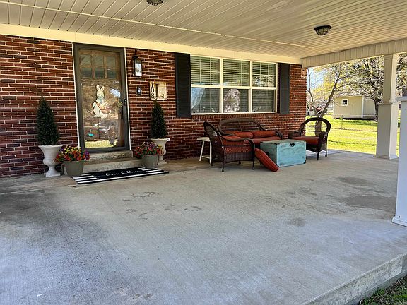 3rd image of 108 E Victory St