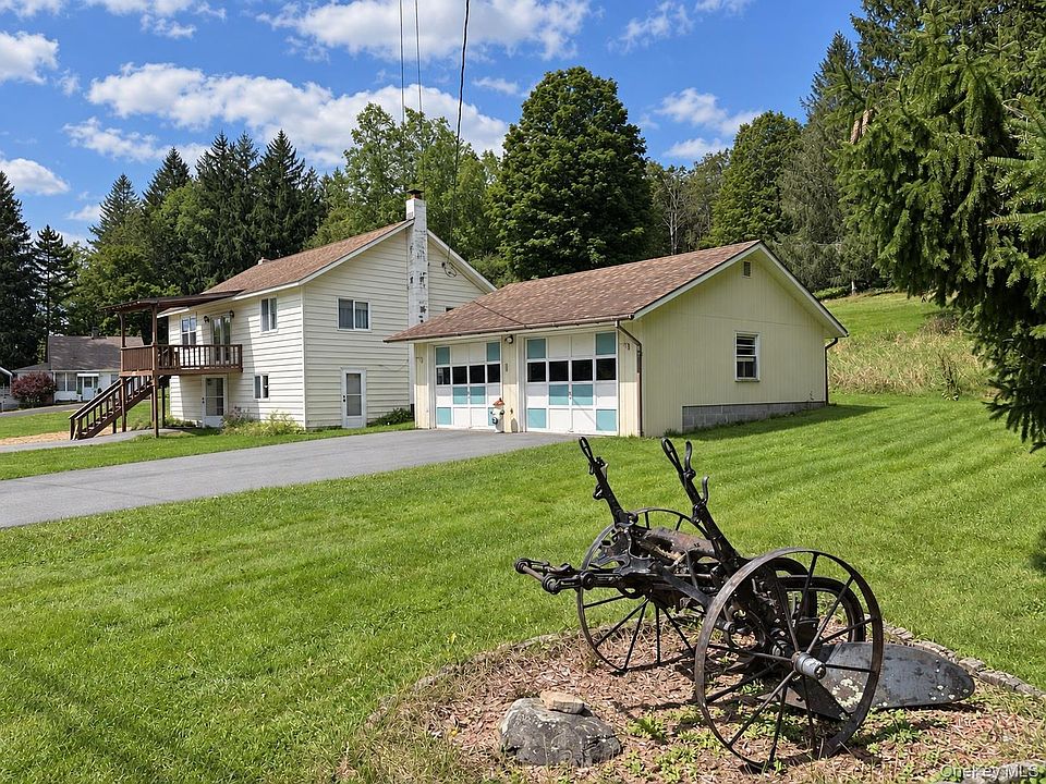 1st image of 979 DeBruce Road