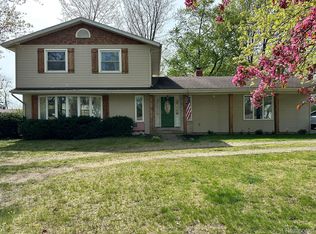 61618 Bayshore Dr, Sturgis, MI 49091