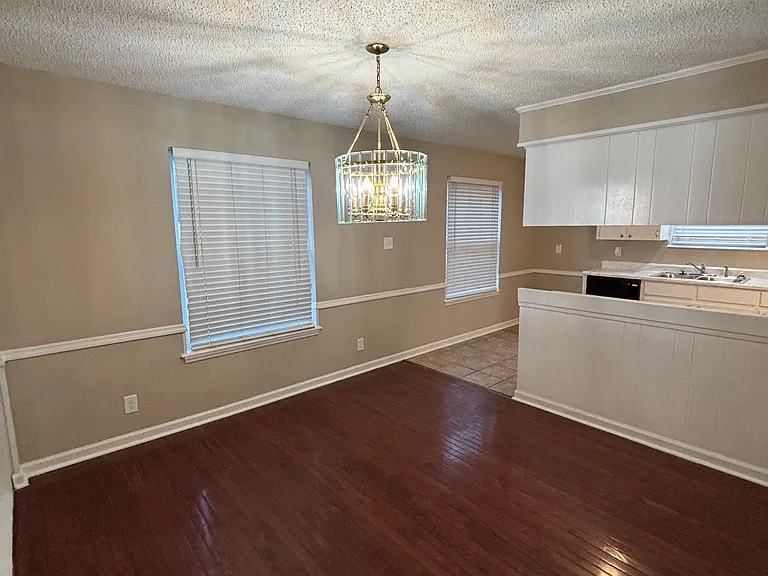 322 E Lee Ave — Photo 5