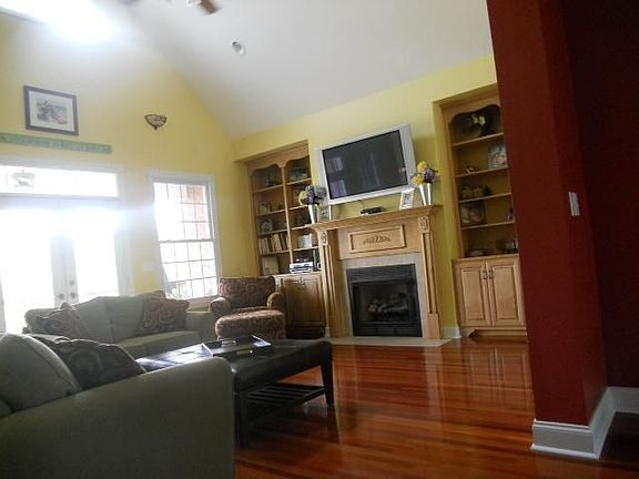 3rd image of 536 Oak Hill Dr