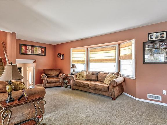 4th image of 3 Throckmorton Ct