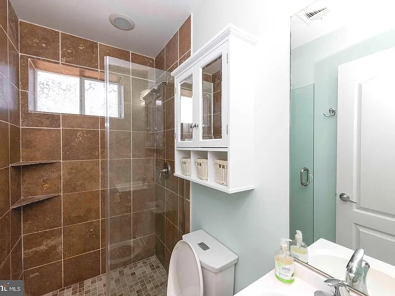 514 Hobart Pl NW #1 — Photo 5