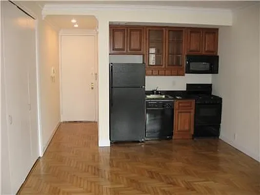 Rented by Domus Realty | media 9