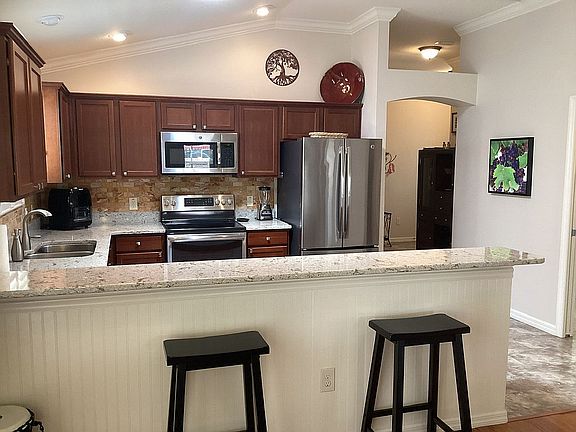 3rd image of 583 Knightsbridge Pl