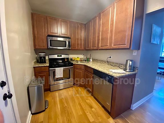 4th image of 918 W Oakdale Ave APT 1S