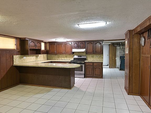 4th image of 1551 E 33rd St