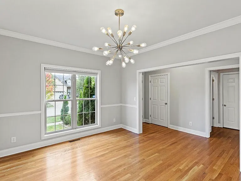 2505 Eastway Dr — Photo 9