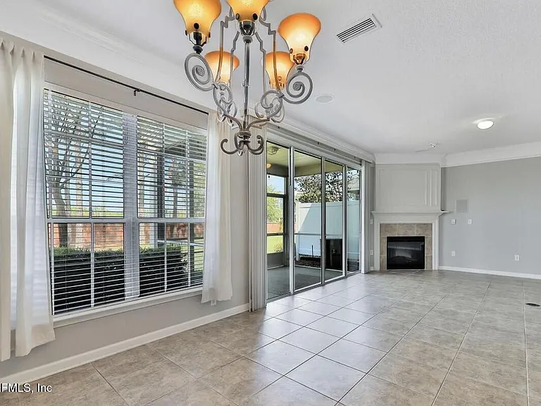 11225 N Castlemain Cir — Photo 11