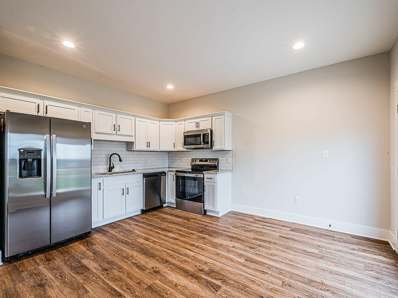3 bed, 2.5 bath, 1400 sqft, $1,600 — Photo 4