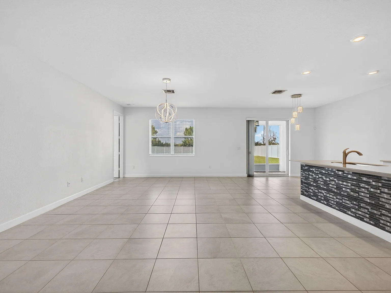 4 bed, 2.0 bath, 1935 sqft, $3,000 — Photo 4