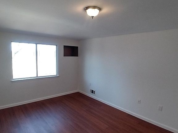3rd image of 119 Cotter Ave