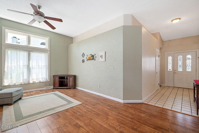 4th image of 77 Capitol Place