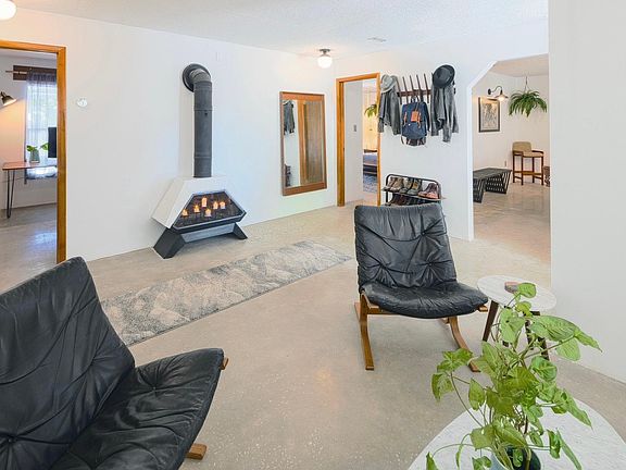 3rd image of 5500 Queenswood Dr