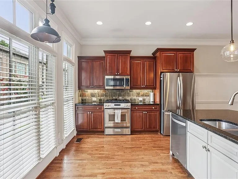 805 Highland Green Way NE — Photo 4