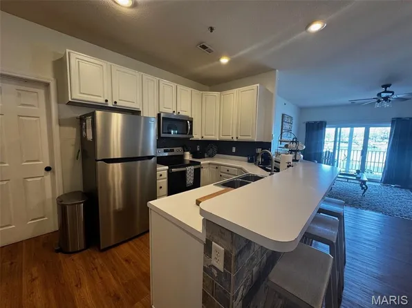 216 Lakeview Resort Blvd #1B, Sunrise Beach, MO 65079