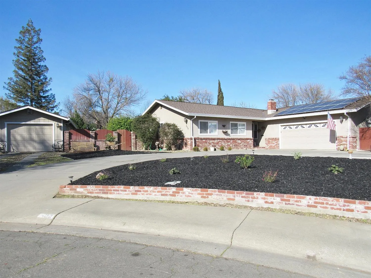 808 Meadows Cir photo 1