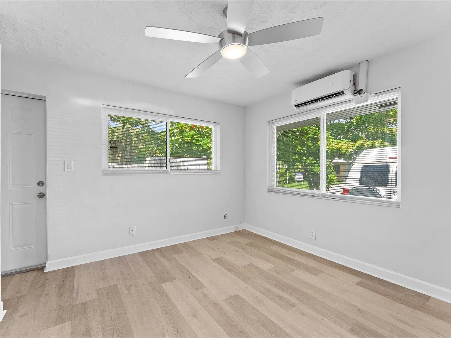 1632 NE 4th Pl — Photo 4