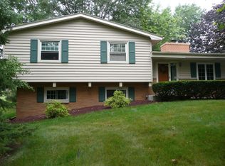 3025 Pilgrim Rd, Brookfield, WI 53005