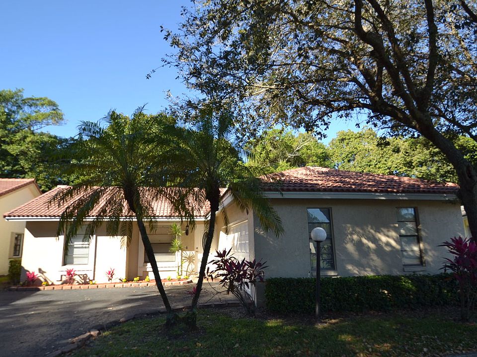 1st image of 498 Shadow Wood Ln