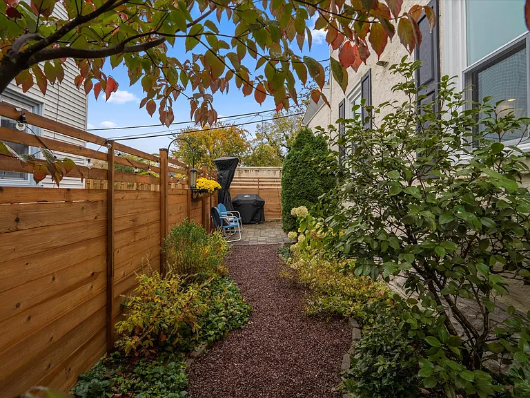 145 Roosevelt Ter — Photo 2