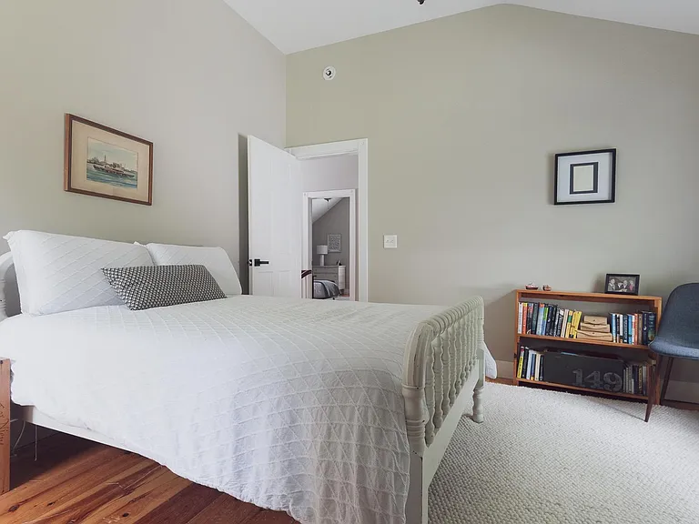 913 Sawyer St — Photo 16