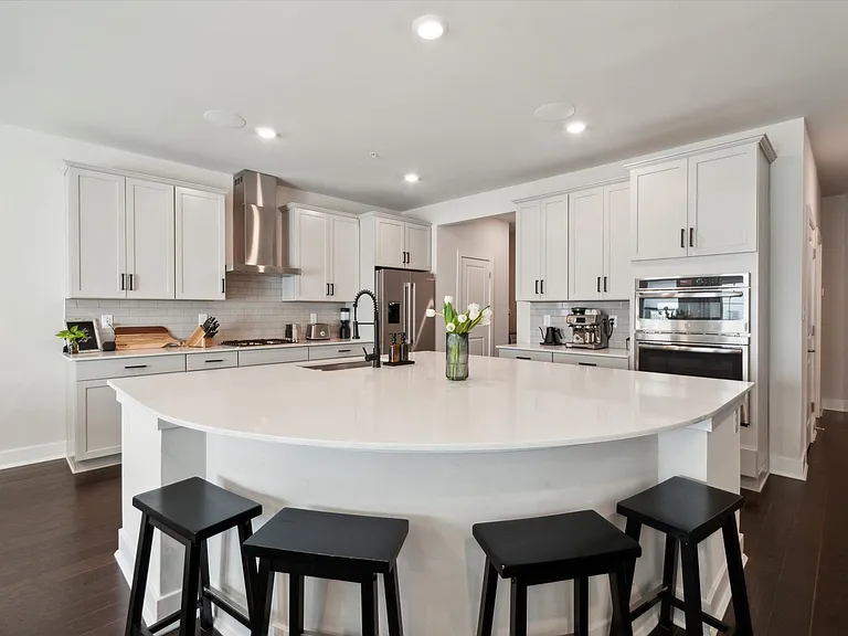 155 Livingston Ln — Photo 4