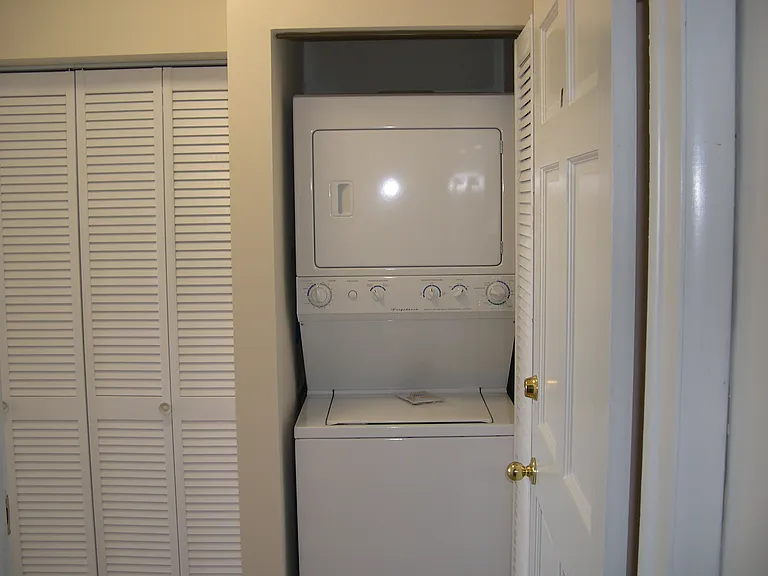 2252 Fairview Ave #300 — Photo 4