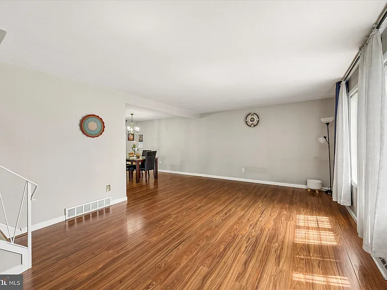 805 Selma St — Photo 4