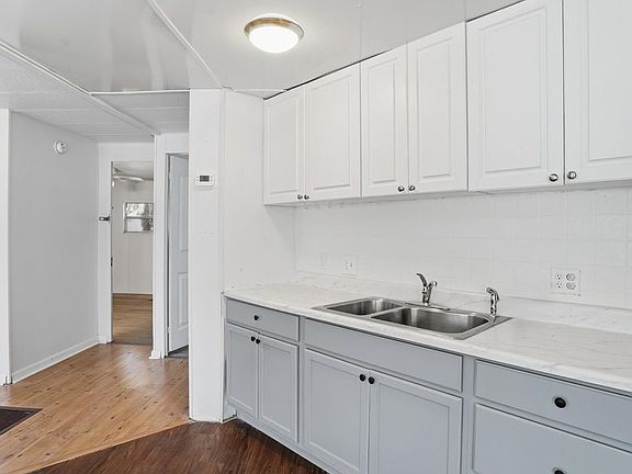5th image of 142 Young St