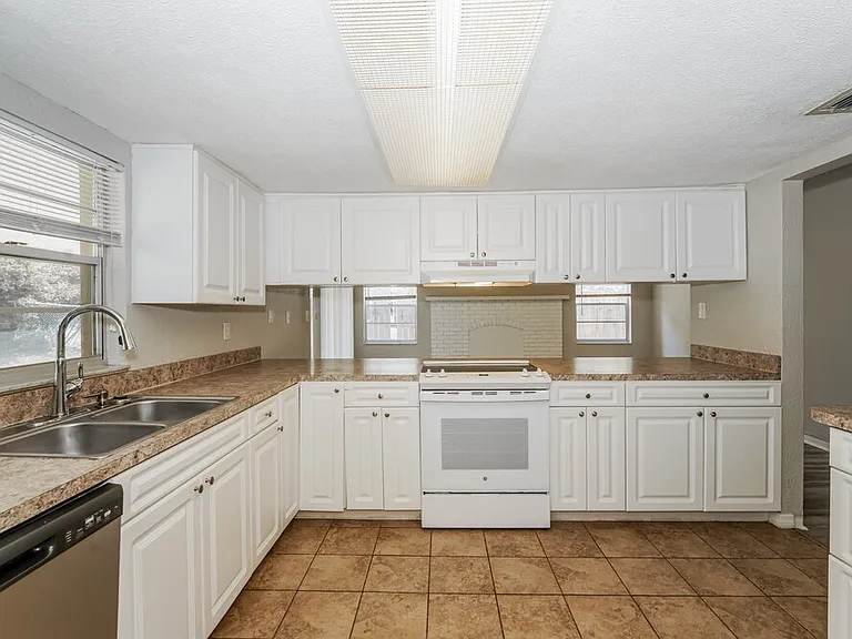 989 E Normandy Blvd — Photo 9