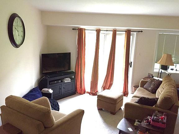 3rd image of 10656 Weymouth St APT 102