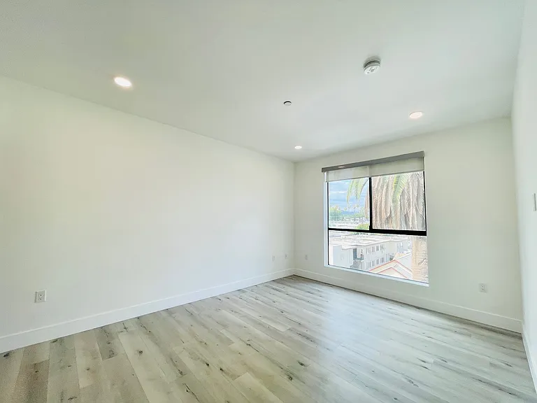 14612 Calvert St #202 — Photo 18