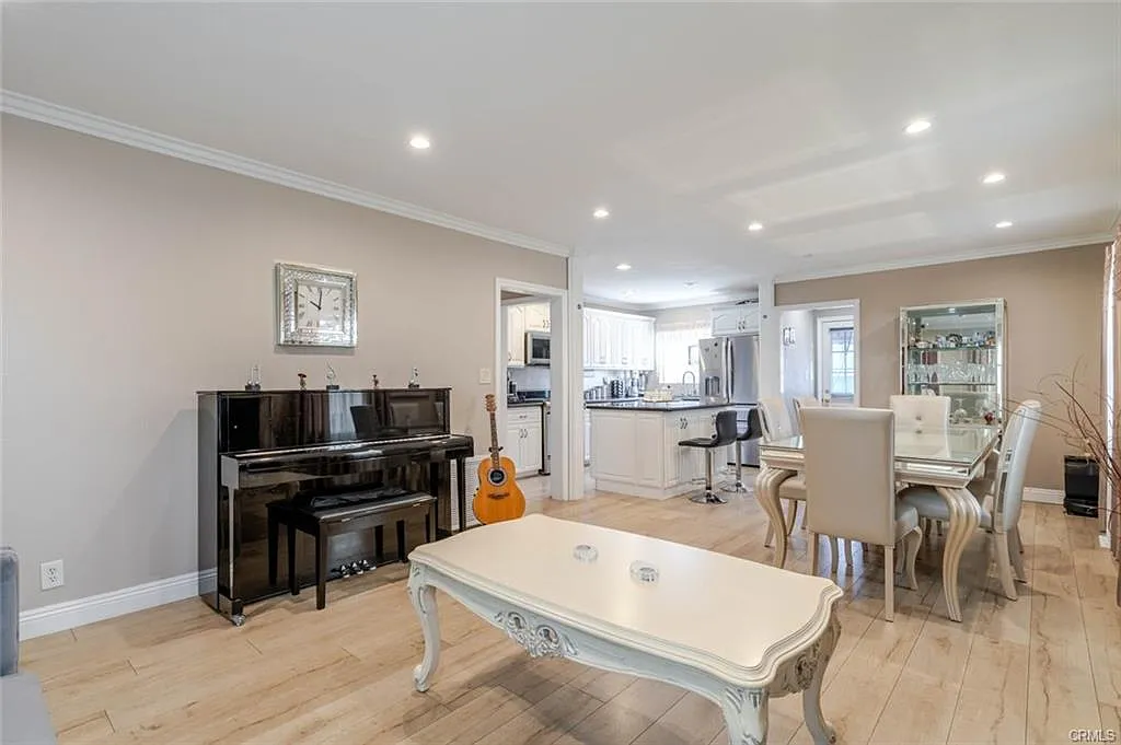 3 bed, 1.5 bath, 1300 sqft, $3,995 — Photo 3