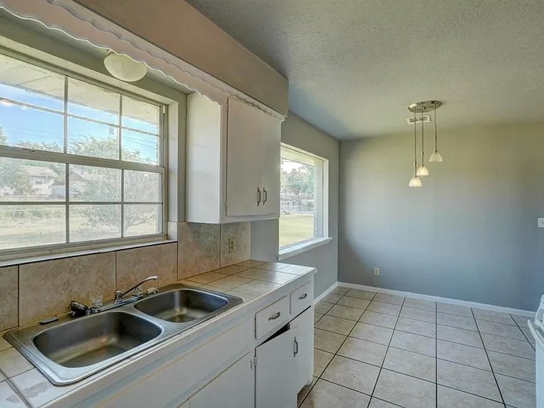 5325 NW Euclid Ave — Photo 13