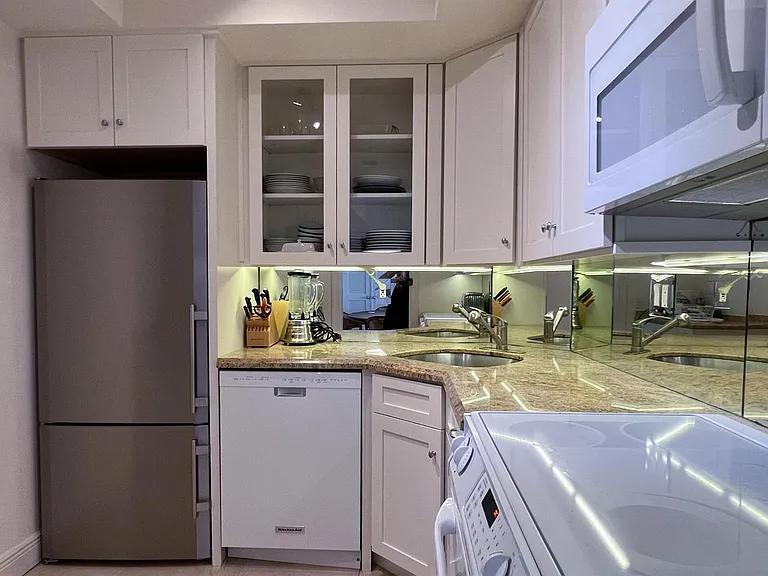 250 Bradley Pl #609 — Photo 3