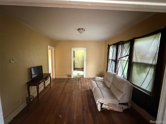 3rd image of 593 Kitchener St