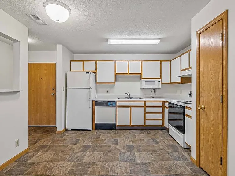 Highland View Apartments — Photo 233