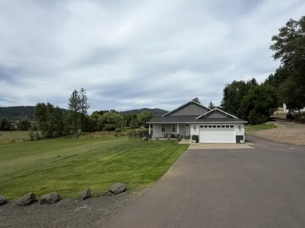 946 S Calapooia St, Sutherlin, OR 97479