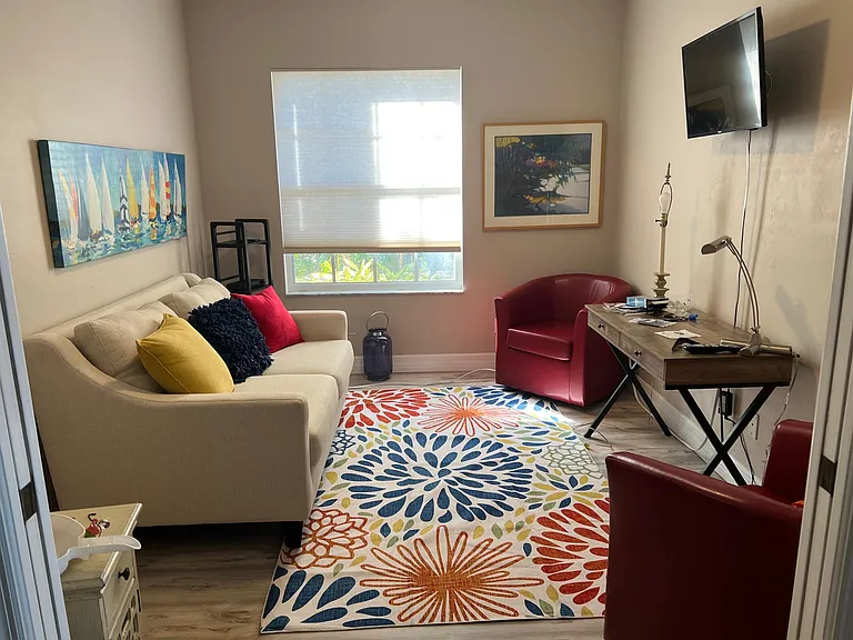 Flex room for office, bedroom or den