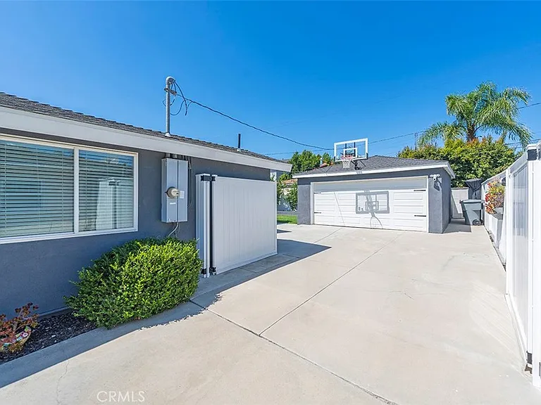 18417 Glenburn Ave — Photo 36