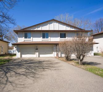 2477 Woodbridge St, Roseville, MN, 55113