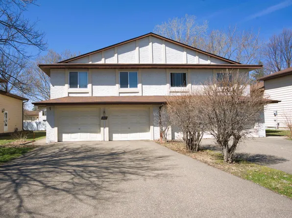 2477 Woodbridge St, Roseville, MN 55113