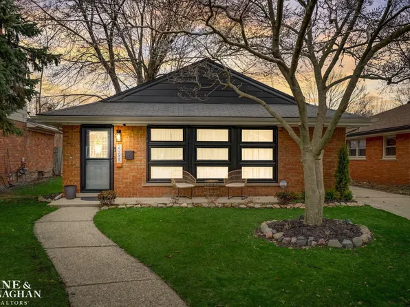 20655 Hunt Club Dr, Harper Woods, MI 48225