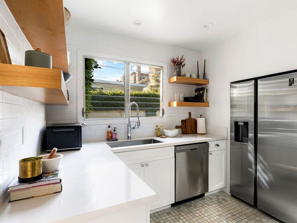 1st image of 815 1/2 N Croft Ave #0