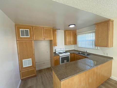 4th image of 13811 Victory Blvd #2